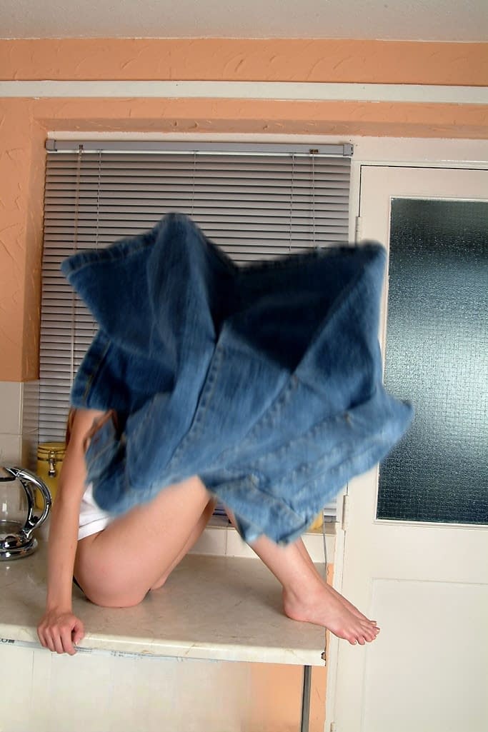 Kim B extiende su jugoso y pequeño coño en un striptease provocativo en una cocina calurosa - 15