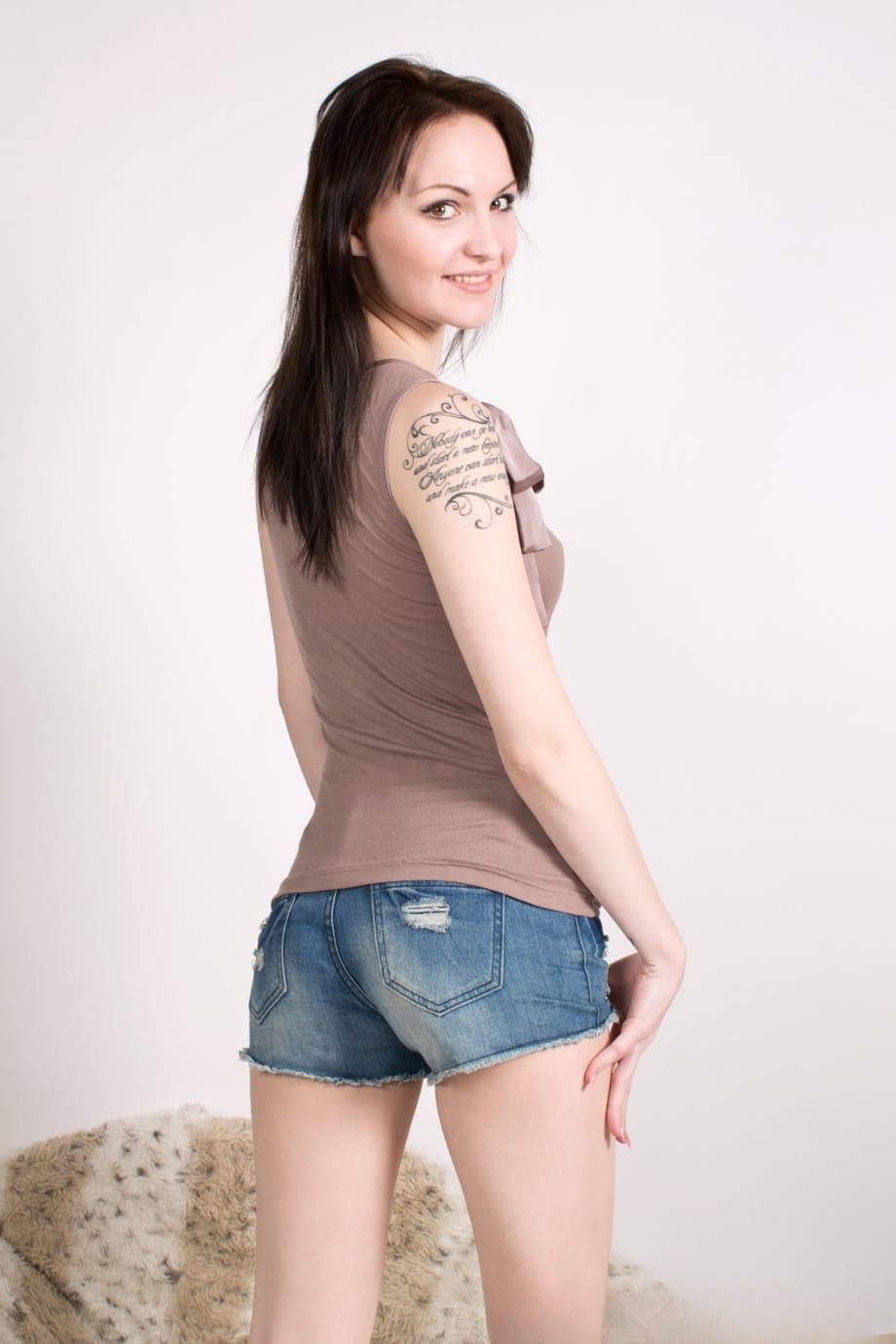 La mora Belle Claire succhia un'asta gigantesca e accoglie spesse corde sulla splendida faccia - 2