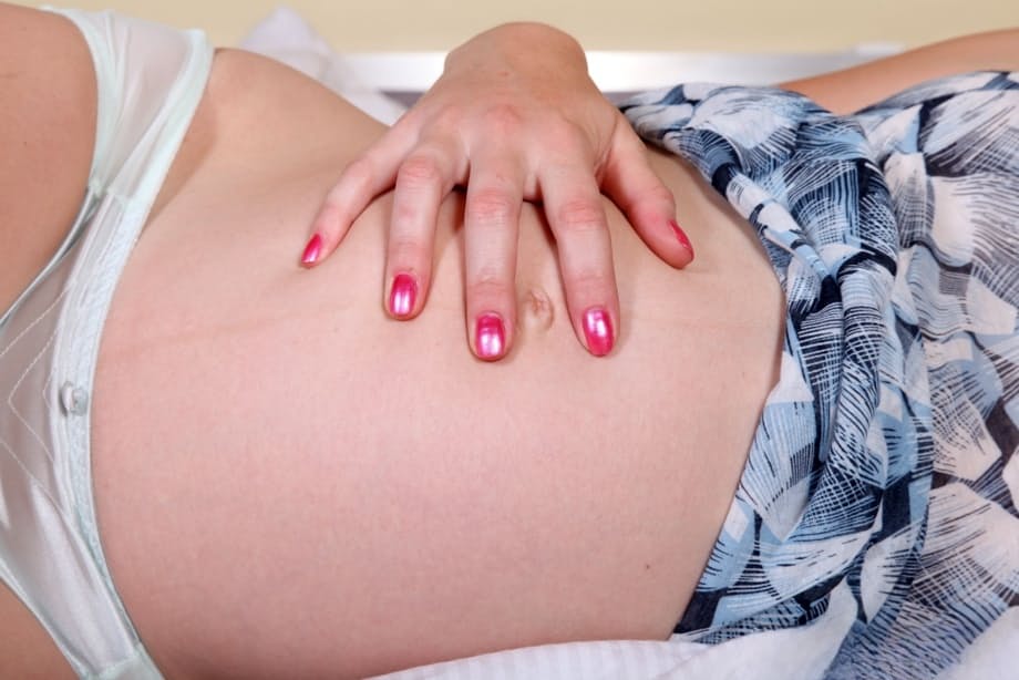 Wiska mostra fiera la pancia incinta scoprendo capezzoli gonfi e rosa e la sua fessura rosa lucente - 7