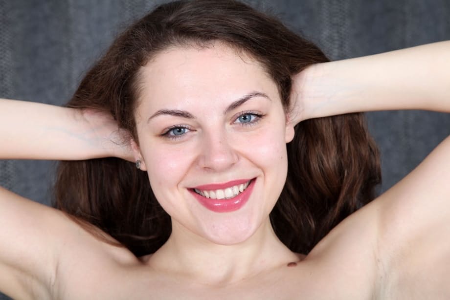 Sofia Curly exhibe ses courbes appétissantes de manière provocante, se mettant entièrement nue et vous taquinant - 17