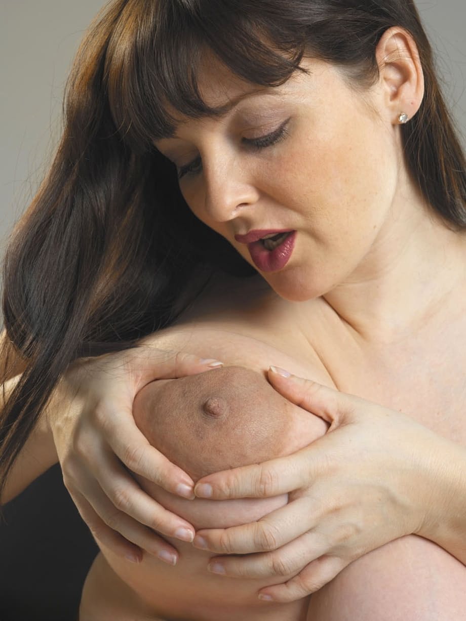 Morgan XX explore chaque centimètre de ses seins voluptueux et de sa chatte trempée - 10