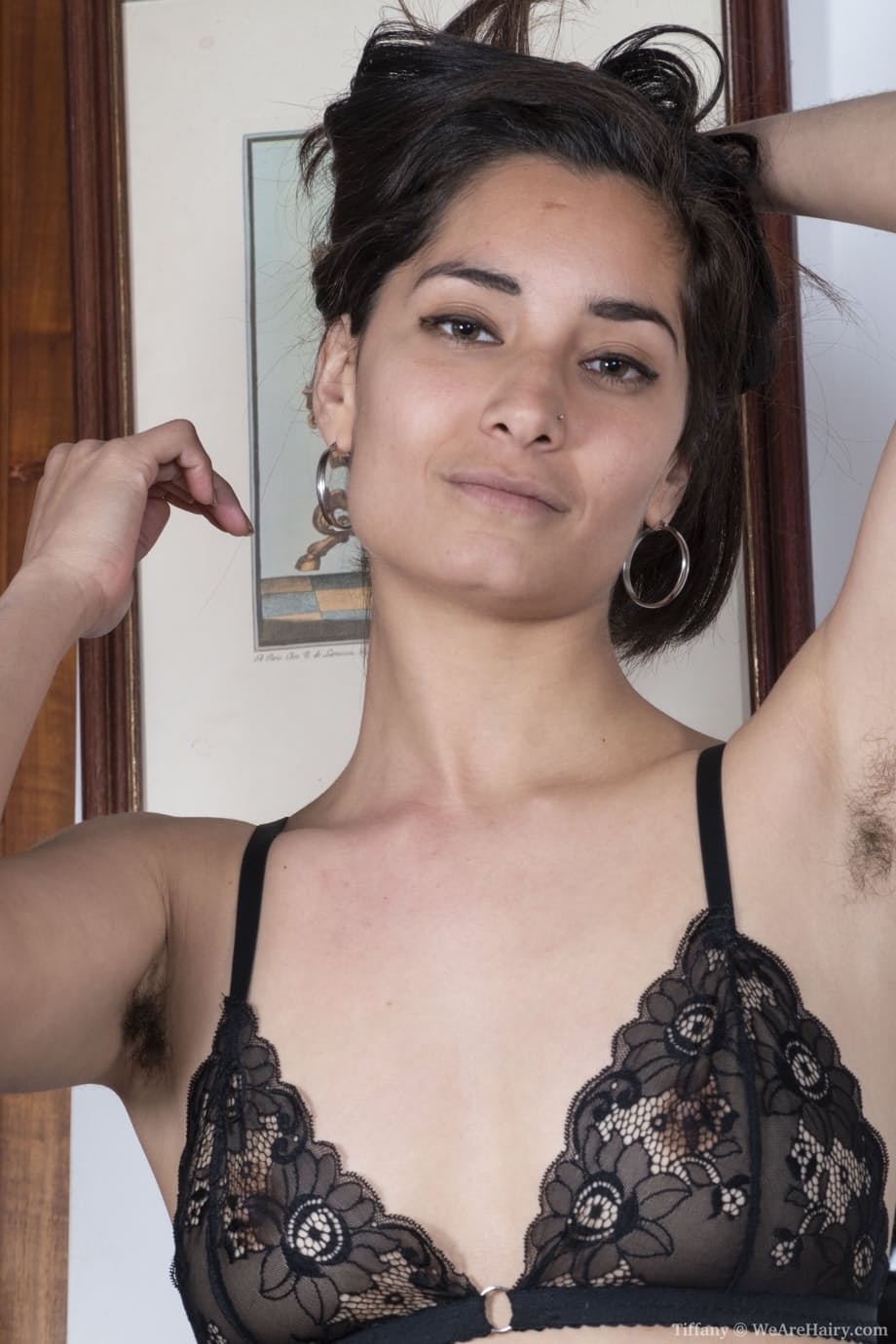 Tiffany séduit en teasing et enlève son ensemble en dentelle, exposant sa chatte poilue. - 3