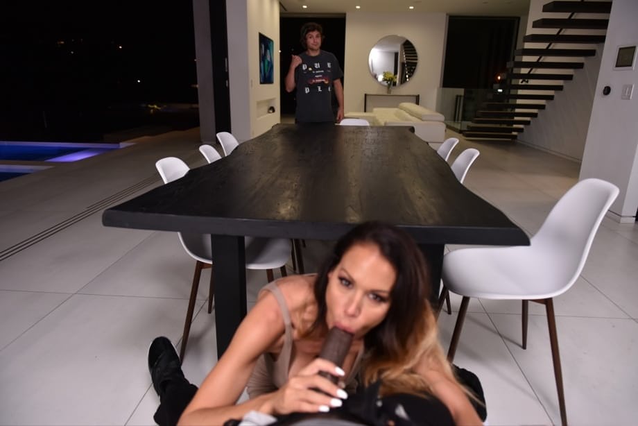 Mckenzie Lee se déshabille pour dévoiler ses faux seins avant une baise interracial hardcore en POV - 13