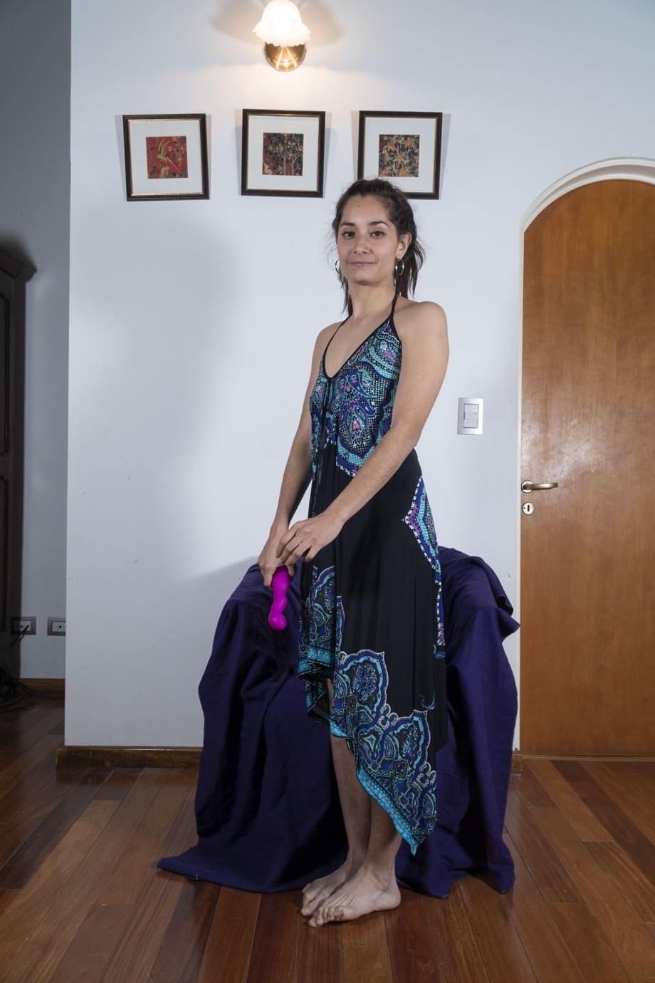 Tiffany dévoile sa toison naturelle lors d'une séance ardente avec son jouet violet - 1