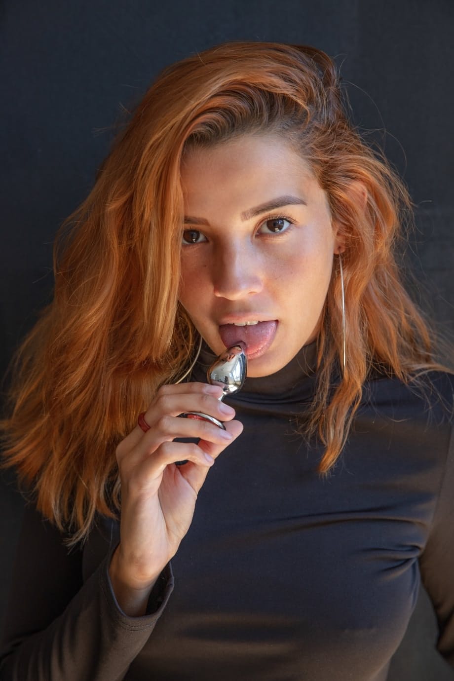 Agatha Vega mostra il suo culo stretto e il butt plug mentre tira su il vestito per esporre la sua fica bagnata - 5