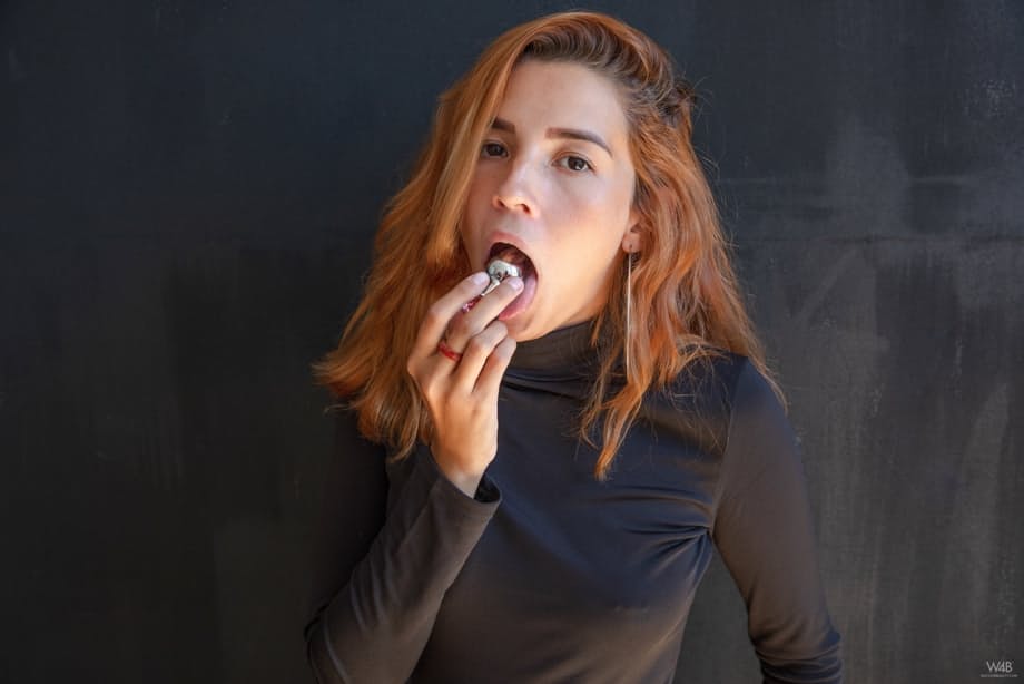 Agatha Vega mostra il suo culo stretto e il butt plug mentre tira su il vestito per esporre la sua fica bagnata - 6
