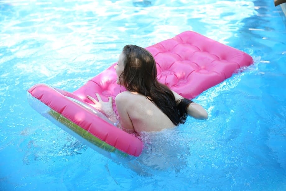 Emily Bloom provoca con tette perky e culo rotondo durante un gioco bagnato e nuda in piscina - 12