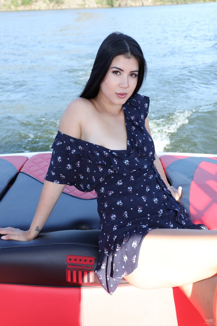 Il corpo spogliato di Lady Dee oscilla nudo sulla barca, lunghe gambe invitanti - 2
