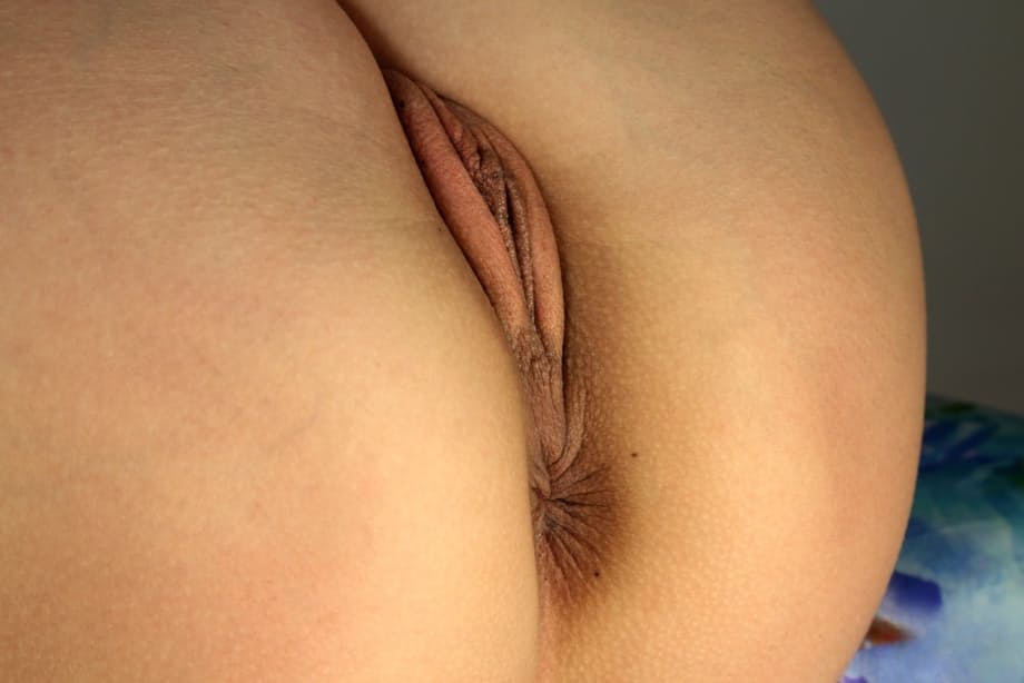 Caprice si sfila le calze in una provocante operazione di body teasing con la sua pelle cioccolata in splendide inquadrature ravvicinate - 1
