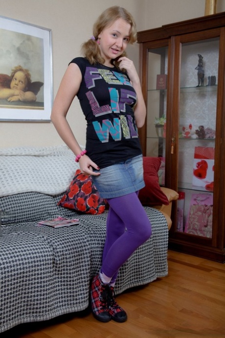 Lolly Moon - jeunette tentatrice révèle ses seins massifs et prend une grosse queue profondément dans sa gorge avant un sexe intense - 1