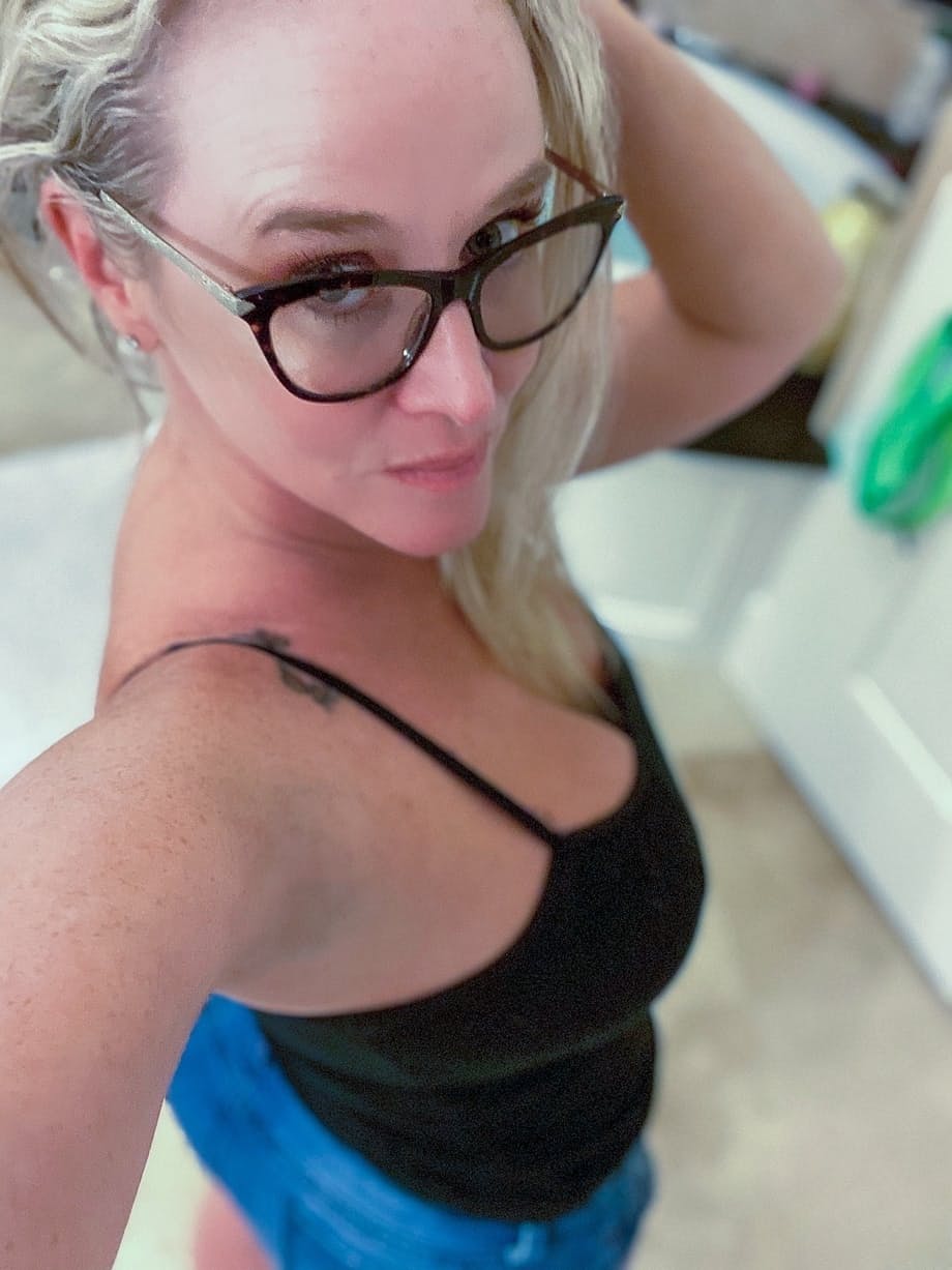 Dee Siren strips naked teasing with luscious fat tits and juicy curves - 2
