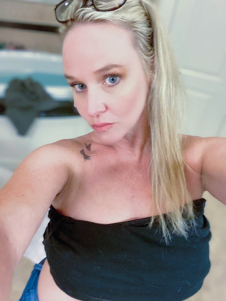 Dee Siren strips naked teasing with luscious fat tits and juicy curves - 7