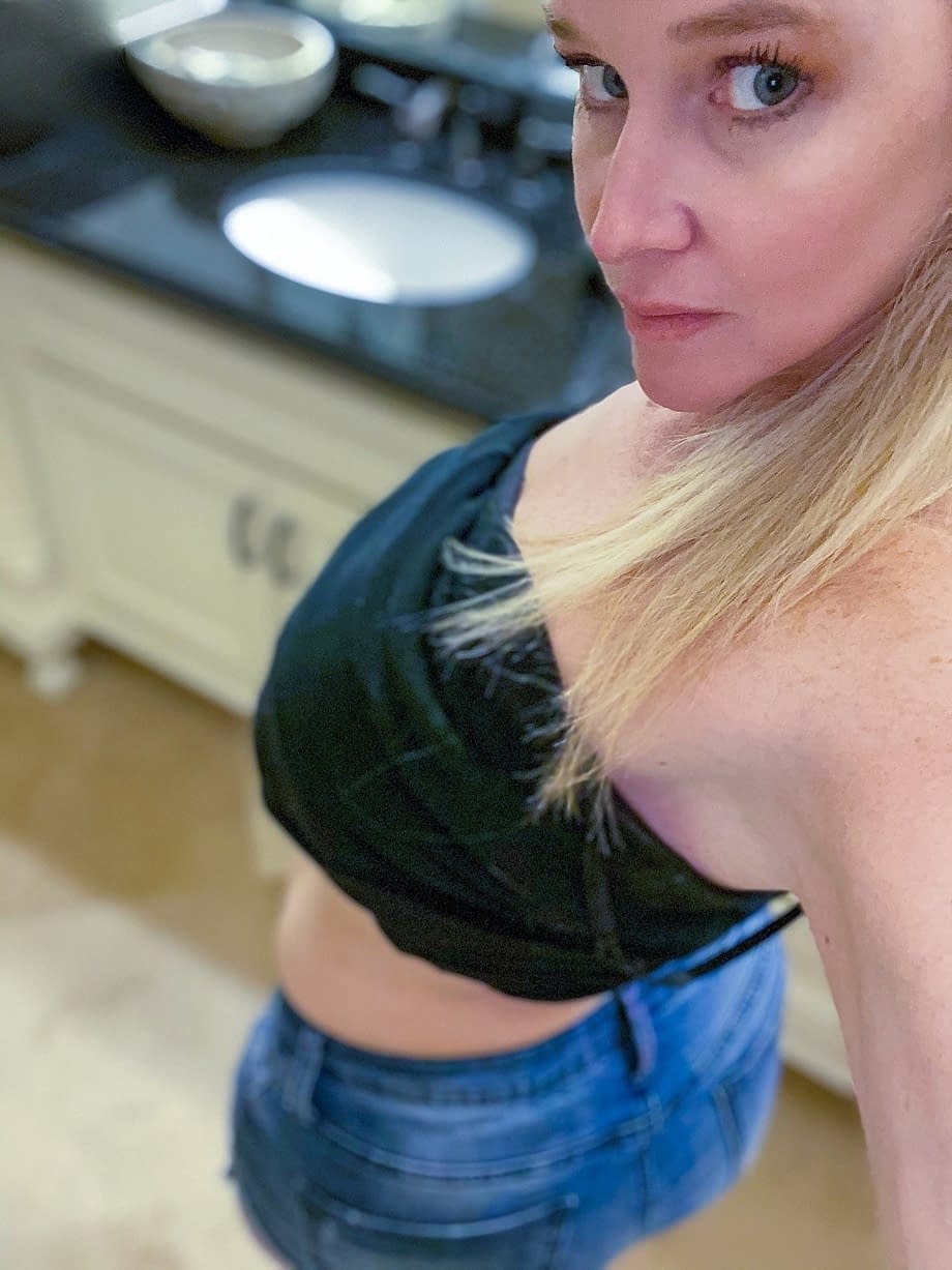 Dee Siren strips naked teasing with luscious fat tits and juicy curves - 9