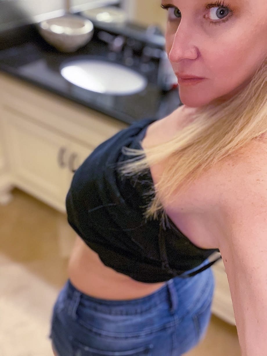 Dee Siren strips naked teasing with luscious fat tits and juicy curves - 10
