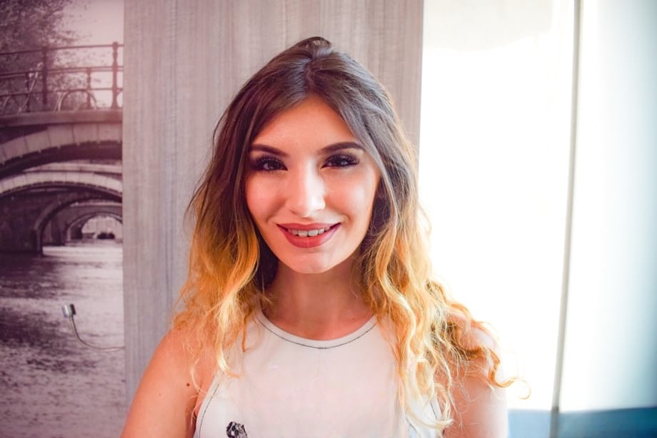 Candice Demellza aux cheveux bouclés se fait baiser violemment et reçoit une éjaculation faciale généreuse - 1