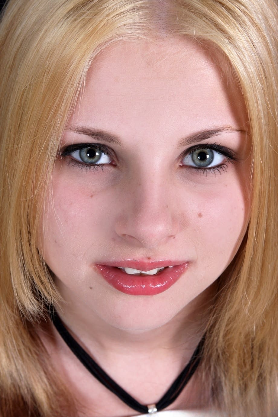 Candy, la snella bellezza dagli occhi azzurri, si spoglia al casting mostrando i suoi piccoli seni e il culo. - 4