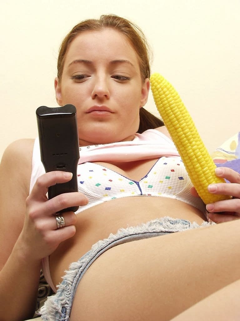 La superbe Judith se doigte la chatte mouillée et bien épilée de près - 3
