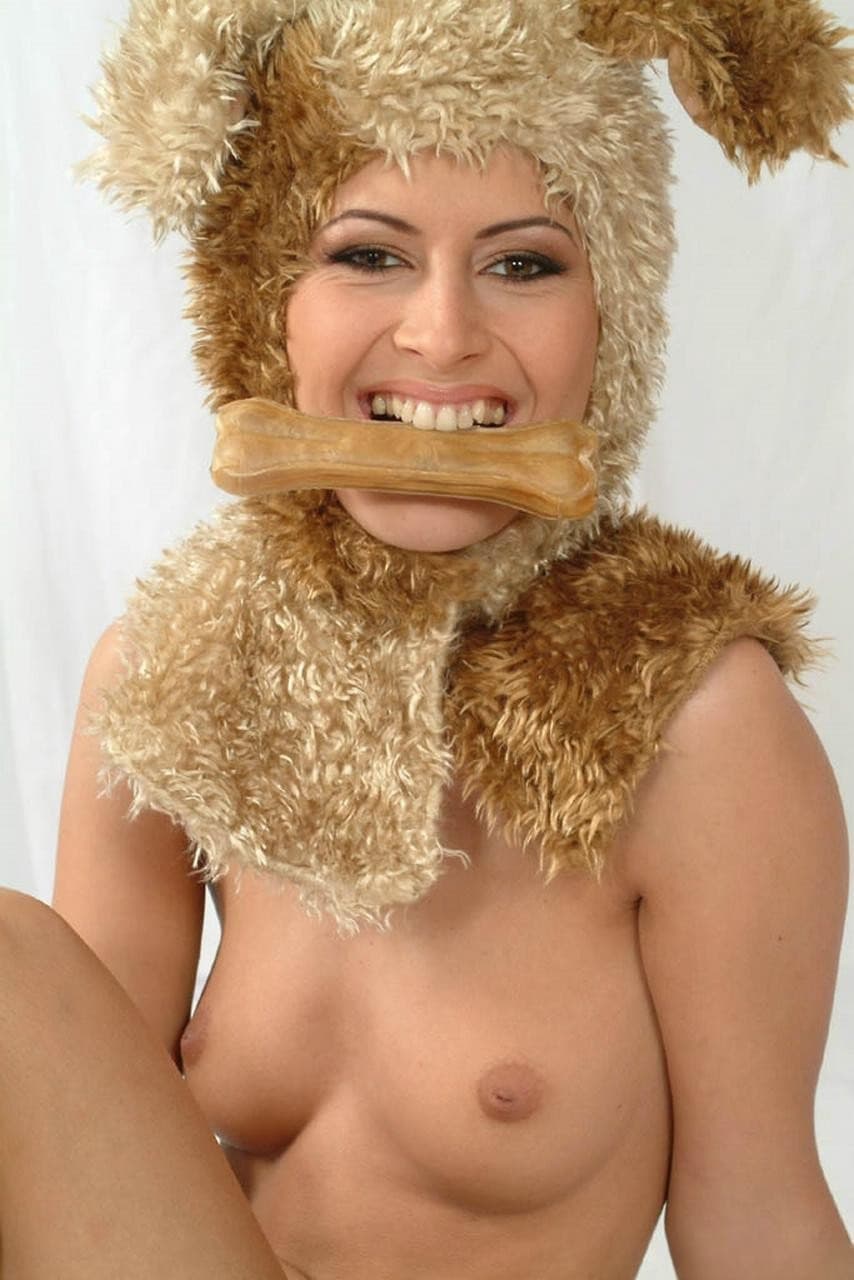 Monika Unco se despoja seductoramente de su traje de osito de peluche, provocando con su culo desnudo y descarado y sus tetas perky. - 7