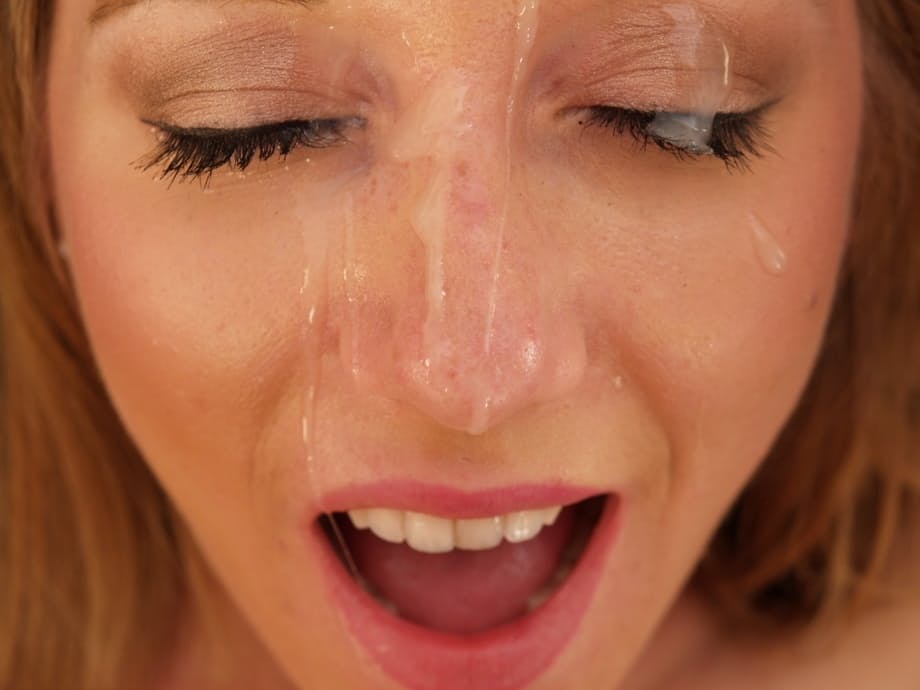 Emma Haize prend une éjaculation faciale brutale après avoir été bien écartelée à l'anale et à la chatte par un étalon bien monté - 19