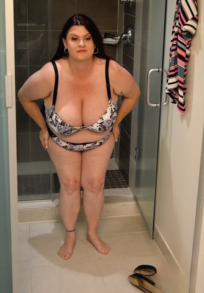 Kimmie KaBoom se derrama leche sobre sus enormes tetas desnudas - 6