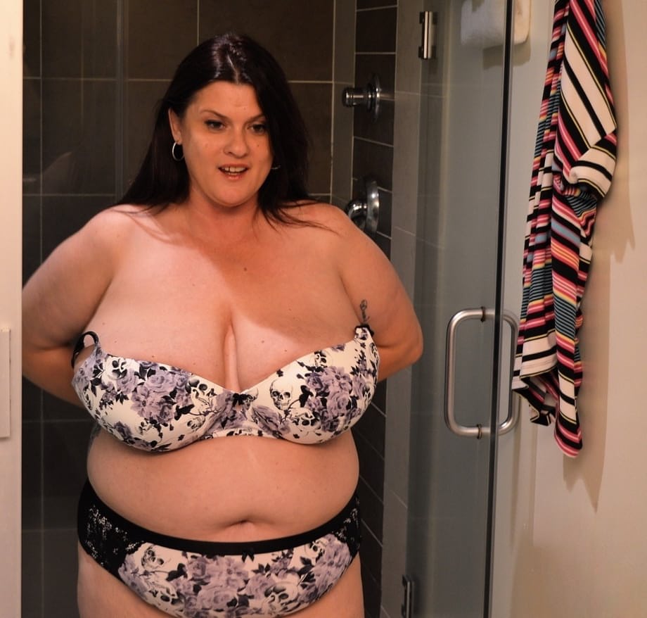 Kimmie KaBoom se derrama leche sobre sus enormes tetas desnudas - 7
