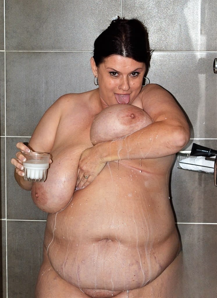 Kimmie KaBoom se derrama leche sobre sus enormes tetas desnudas - 15