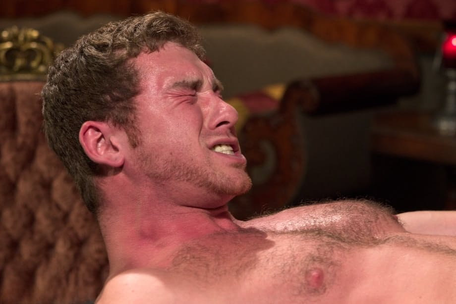 La polla de Connor Maguire palpita mientras la pelirroja ardiente lo masturba con fuerza en su ajustada bondage de cuero. - 14
