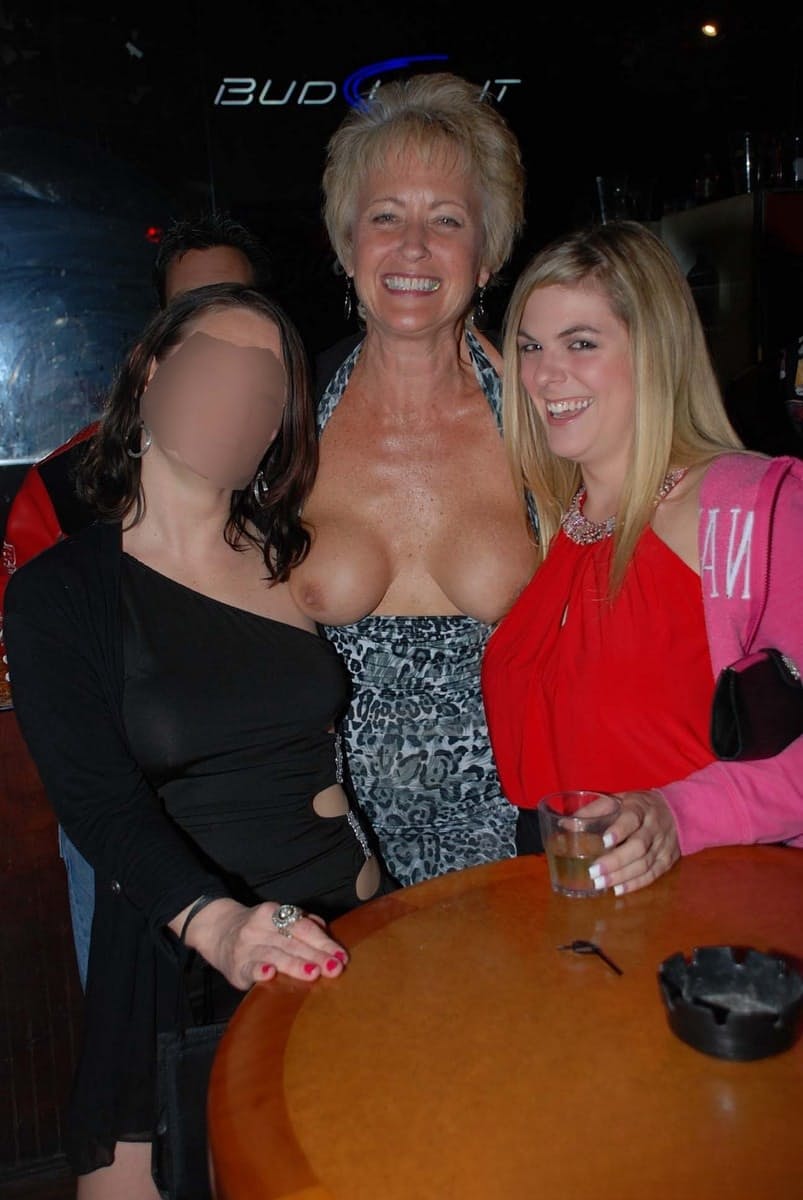 Les melons luxuriants de Kendra Lynn exposés alors que sa grosse queue black détruit sa femme échangiste dans un club sauvage - 2