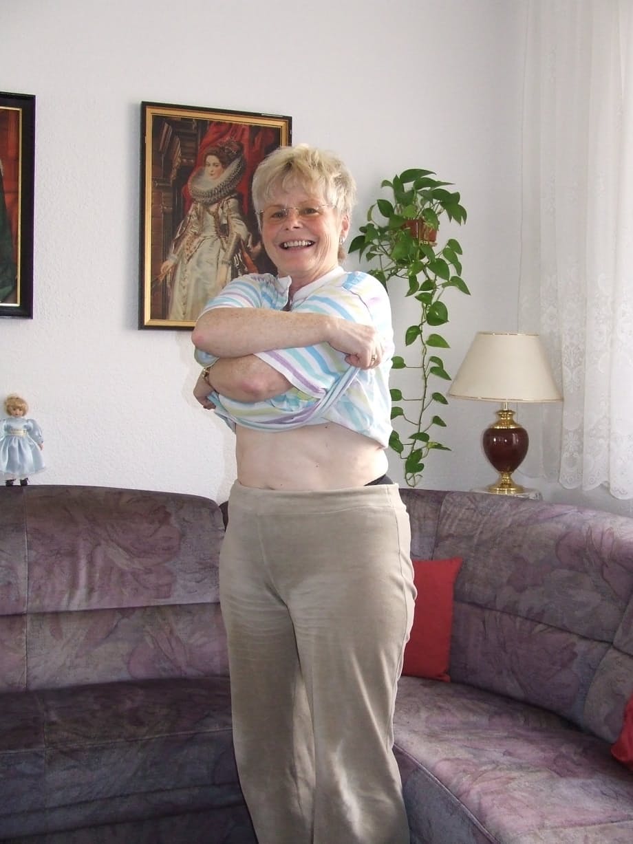 Petra tempts eagerly - chubby blonde granny strips to bare her juicy natural tits - 1