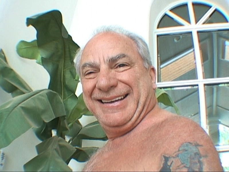 Honey Bunny le da a un viejo una mamada POV y recibe una facial asquerosa - 7