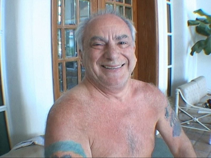 Honey Bunny le da a un viejo una mamada POV y recibe una facial asquerosa - 20