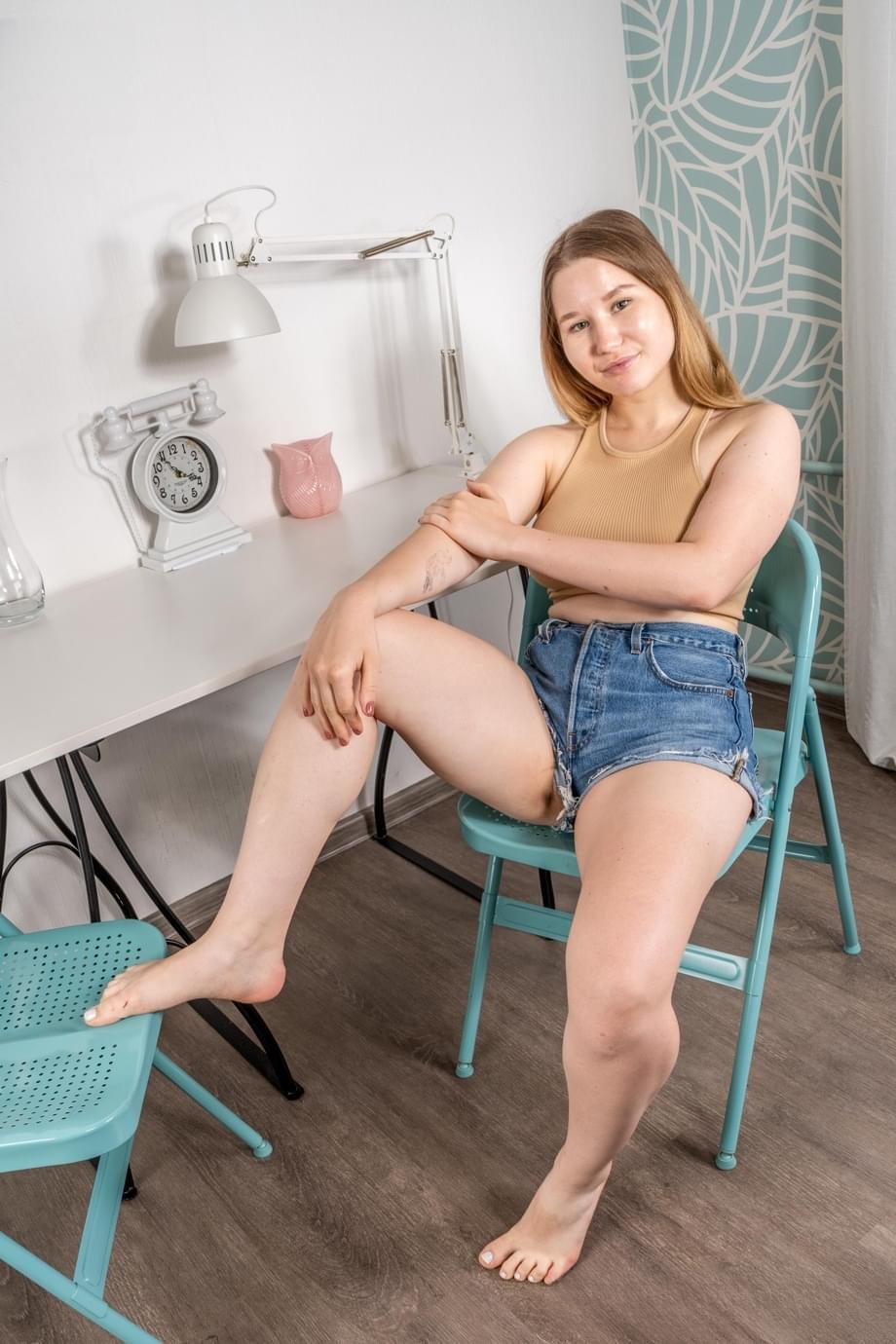 La formosa teenager Amalia Davis si spoglia completamente rivelando tette succose e una fica depilata e bagnata - 1