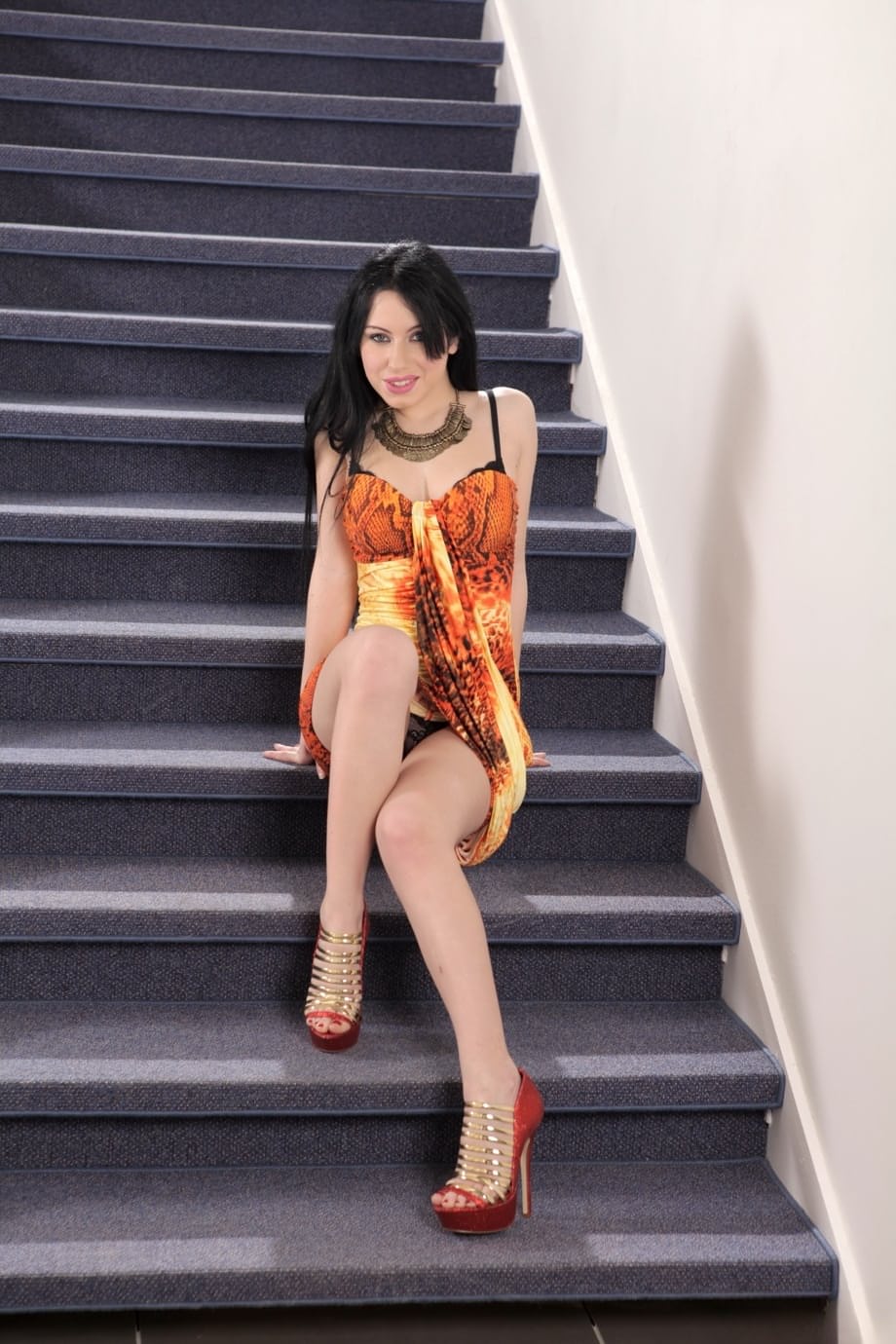 Luna Oara écarte largement les jambes sur les marches d'un escalier, révélant son sexe juteux et succulent à l'aide d'un spéculum. - 1