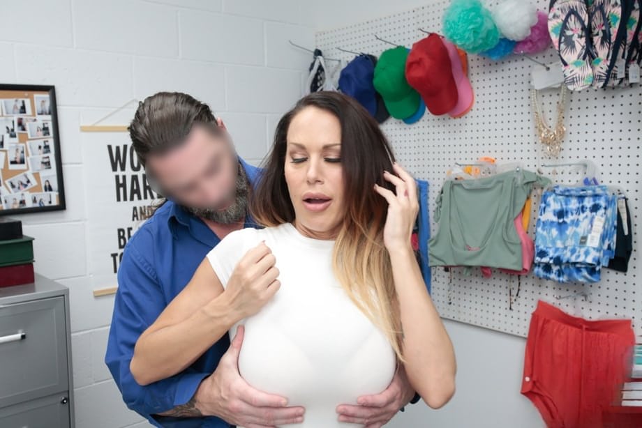 La impresionante MILF Mckenzie Lee revela unas tetas masivas antes de un intenso y apasionado polvo - 3