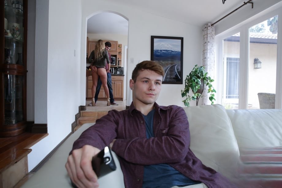 La cougar Claudia Valentine viene penetrata contemporaneamente in entrambi i buchi da un nerd dotato - 6