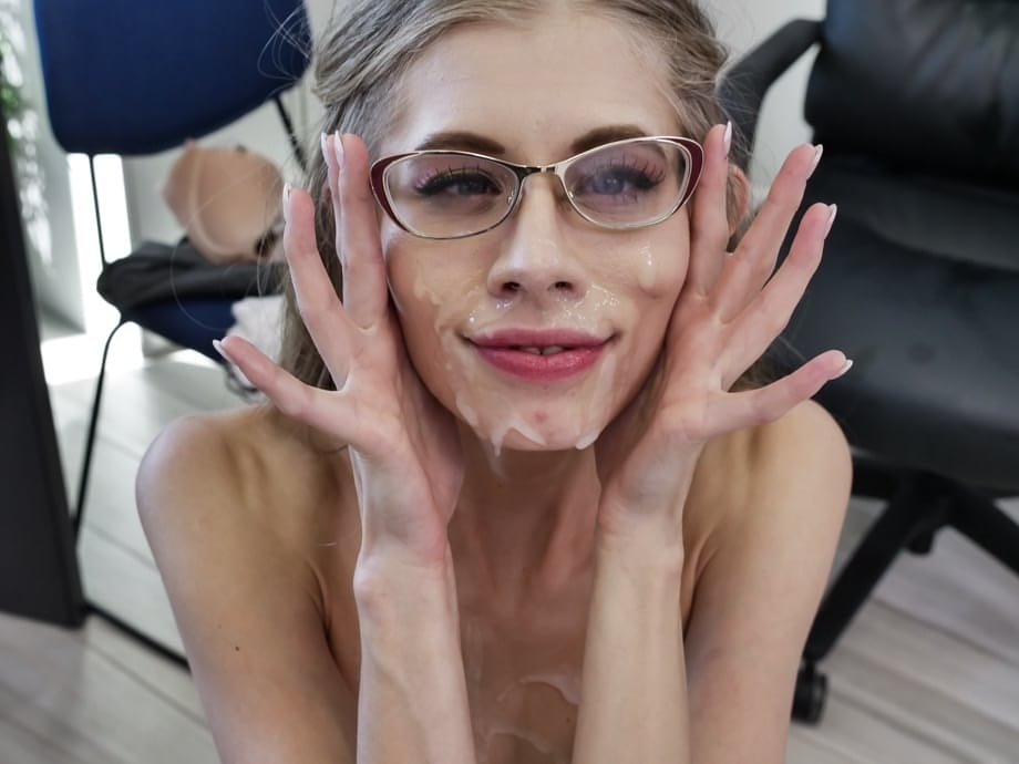 Kyaa Chimera, sensuale segretaria, sfoggia calze velate ultratrasparenti e riceve sul viso un abbondante schizzo denso e cremoso che culmina nel suo orgasmo. - 21
