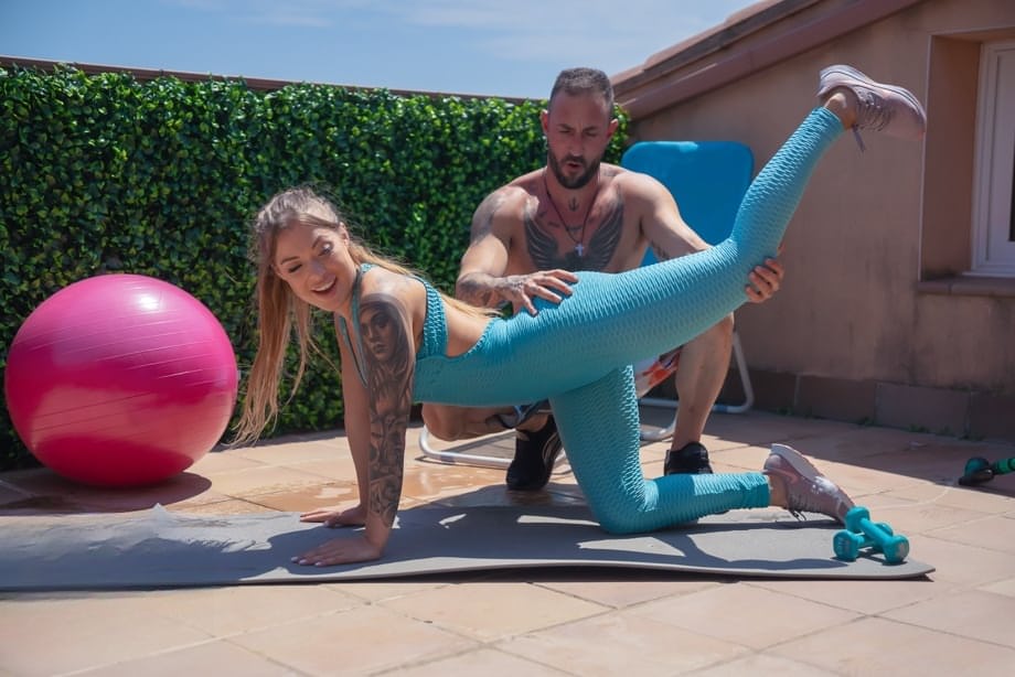 La MILF tatuata Misha Maver si spoglia in modo provocante prima del sesso hardcore grezzo con Emilio Ardana - 5