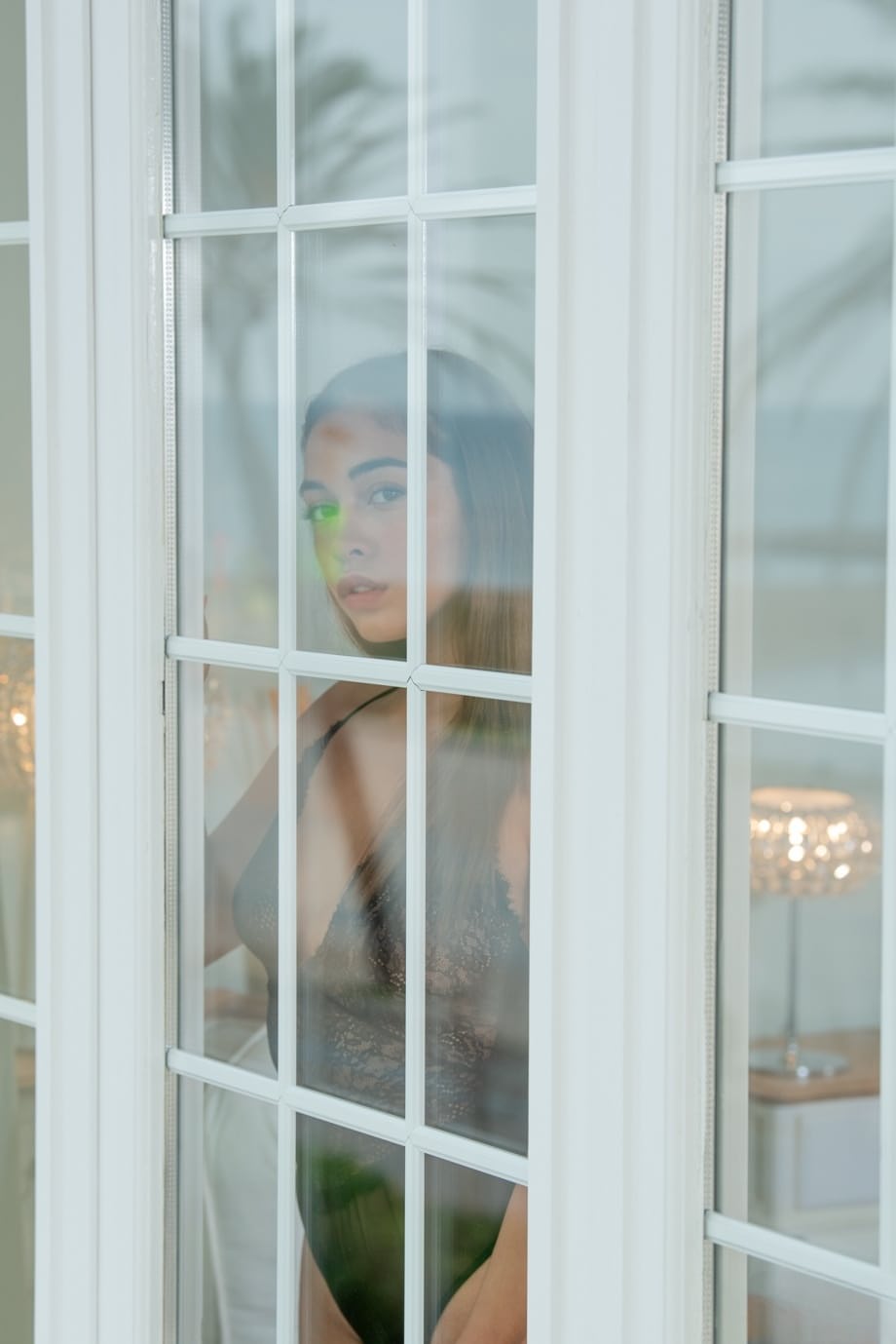 Ginebra Bellucci allettante che allarga la sua passera liscia e luccicante - 1