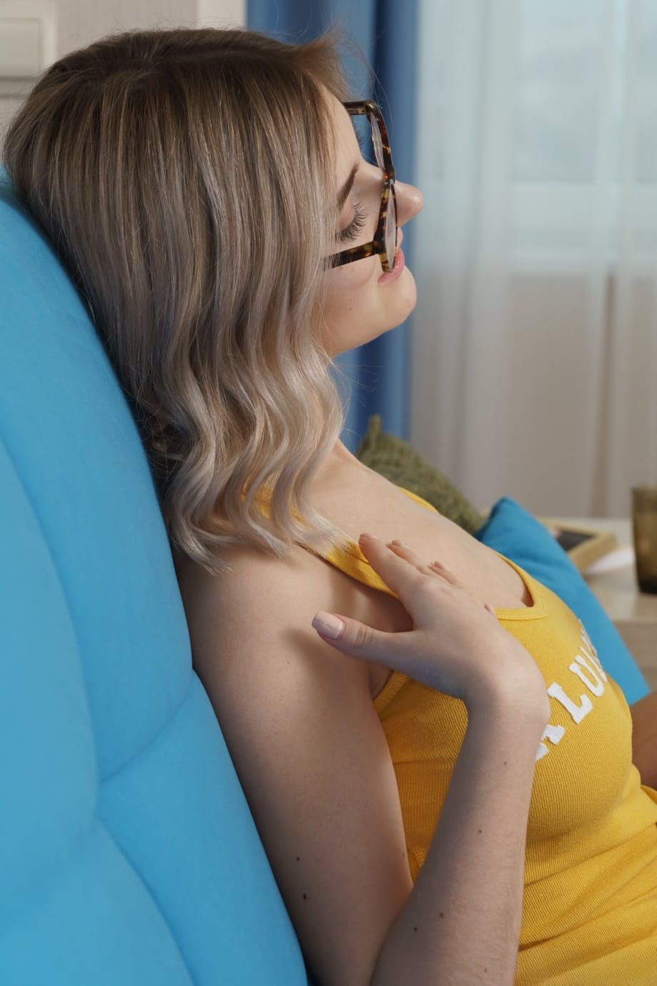La belleza rusa Eva Elfie explora intensamente sus tetas cremosas y su coño chorreante - 2