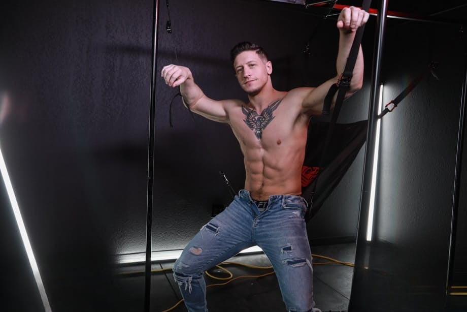 Dalton Riley penetra con fuerza al musculoso Brandon Anderson sobre un columpio de sexo - 2