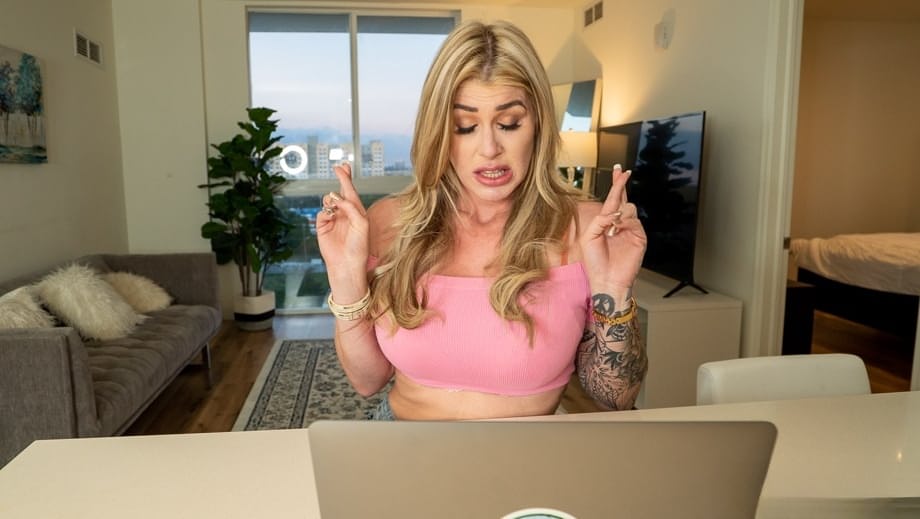 Mature rubia tatuada y sensual Lolly Dames se desnuda, coquetea y luego cabalga una polla apasionadamente - 9