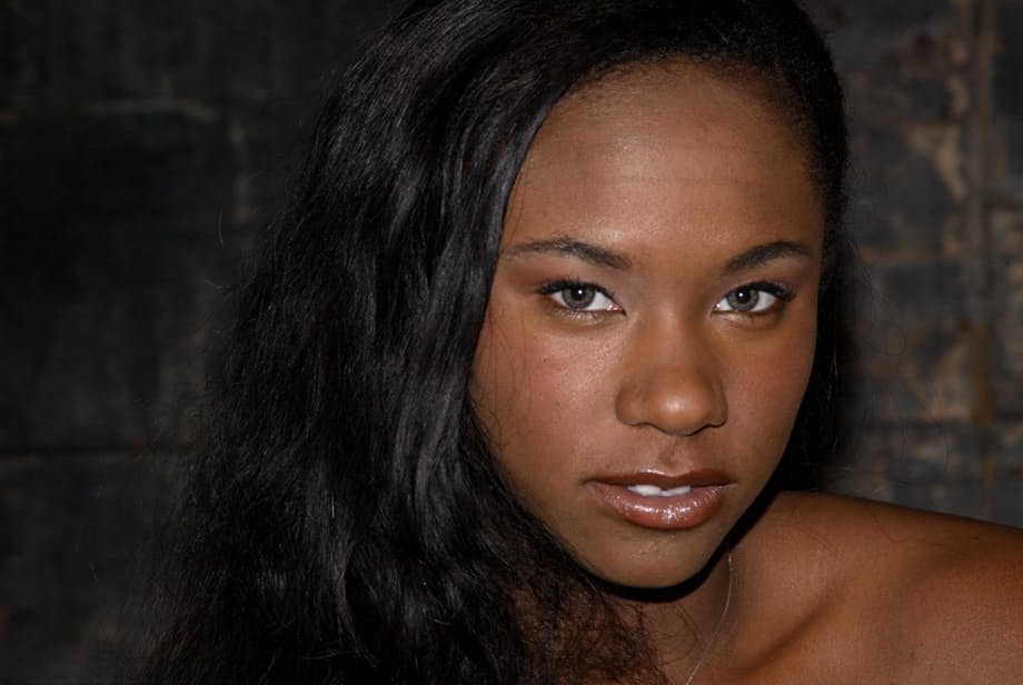 Ariel Alexis la perverse MILF ébène taquinant sa culotte lors d'une démonstration dans un donjon - 14