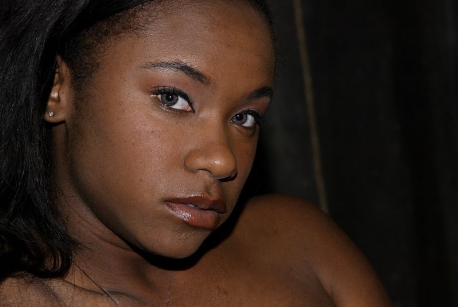 Ariel Alexis la perverse MILF ébène taquinant sa culotte lors d'une démonstration dans un donjon - 18