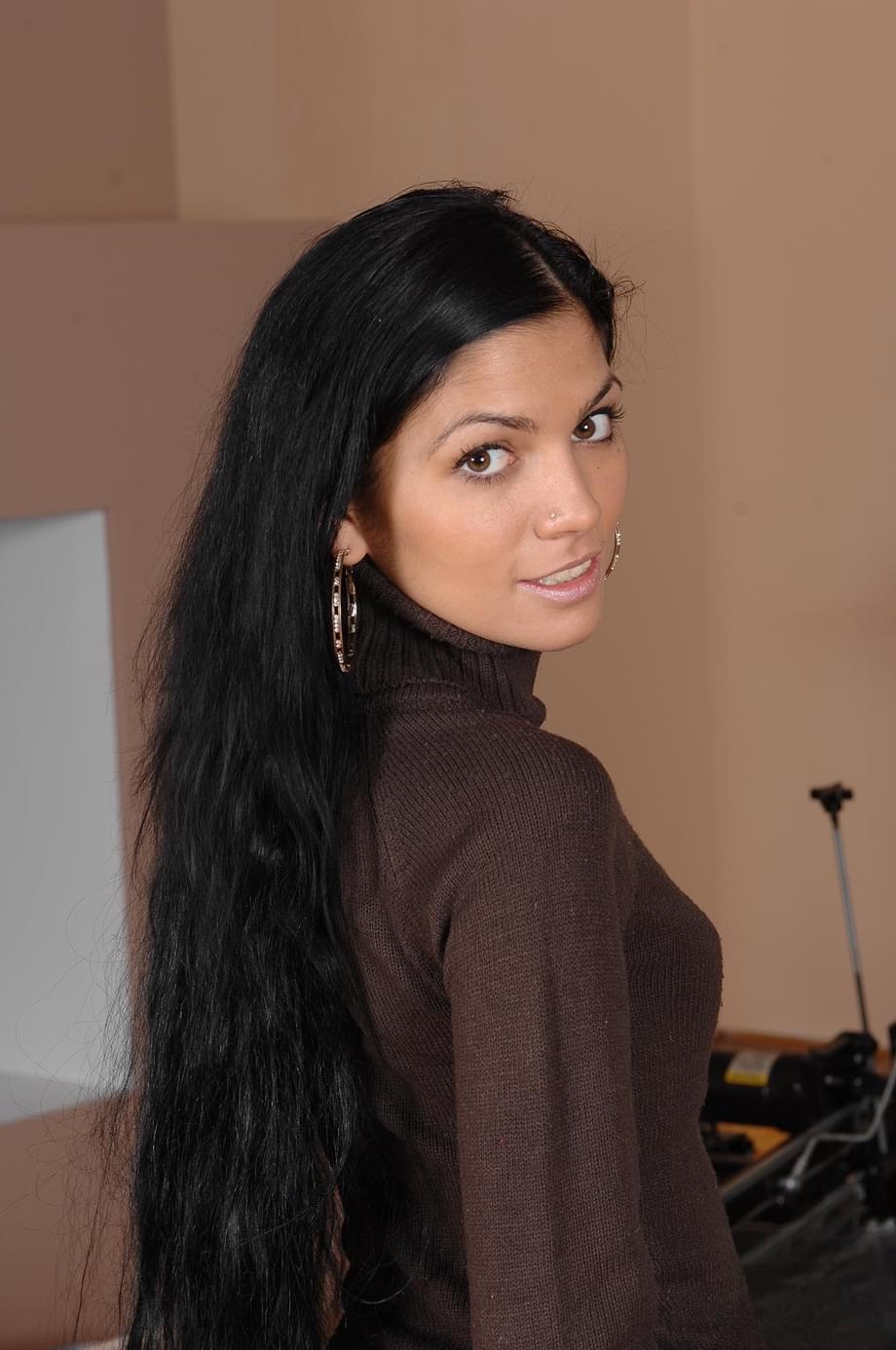 Pura Angel spalanca le minuscole fiche vergini ungheresi e i luridi sexy piedini - 2
