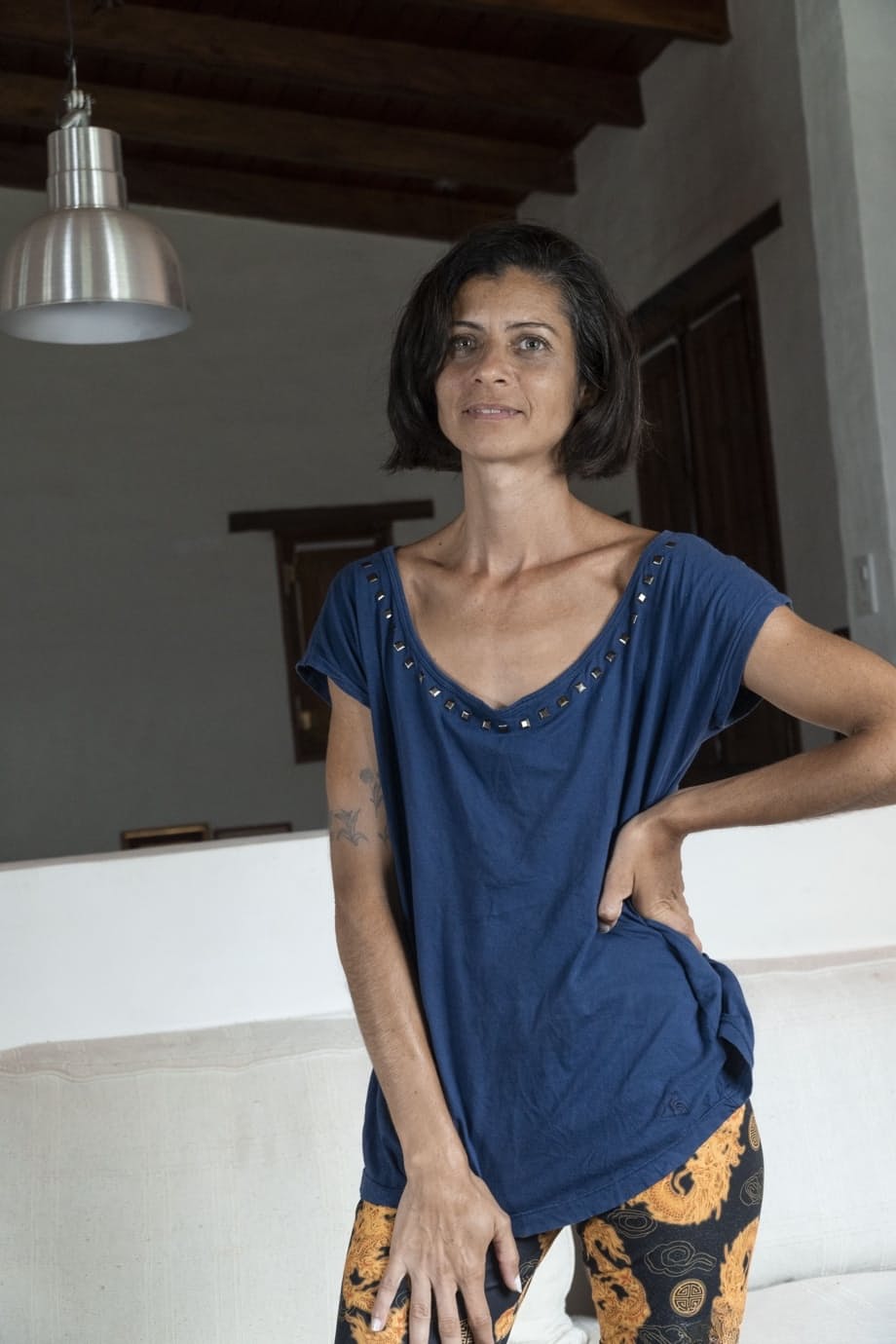 Regardez Bruna insatiable exhiber ses petits seins, sa touffe fournie et ses jambes poilues - 1