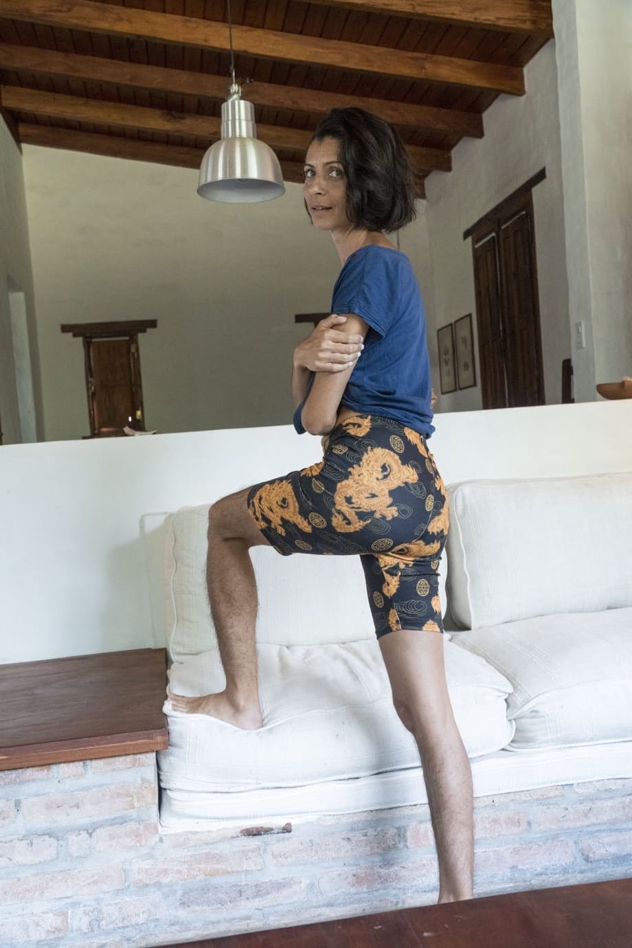 Regardez Bruna insatiable exhiber ses petits seins, sa touffe fournie et ses jambes poilues - 3
