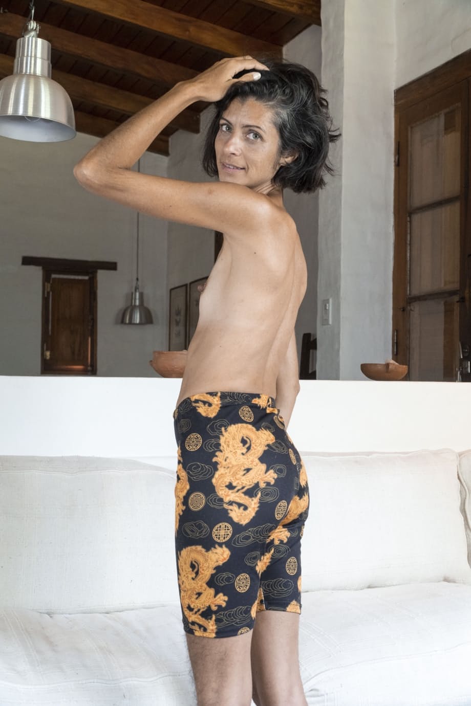 Regardez Bruna insatiable exhiber ses petits seins, sa touffe fournie et ses jambes poilues - 6