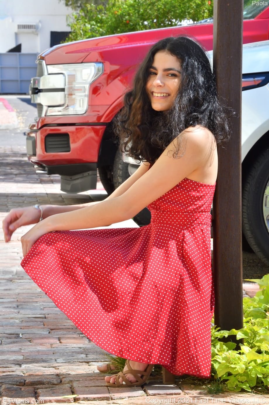 Angel Gostosa stuns with titillating upskirt flashes and seductive no-panties dress - 12