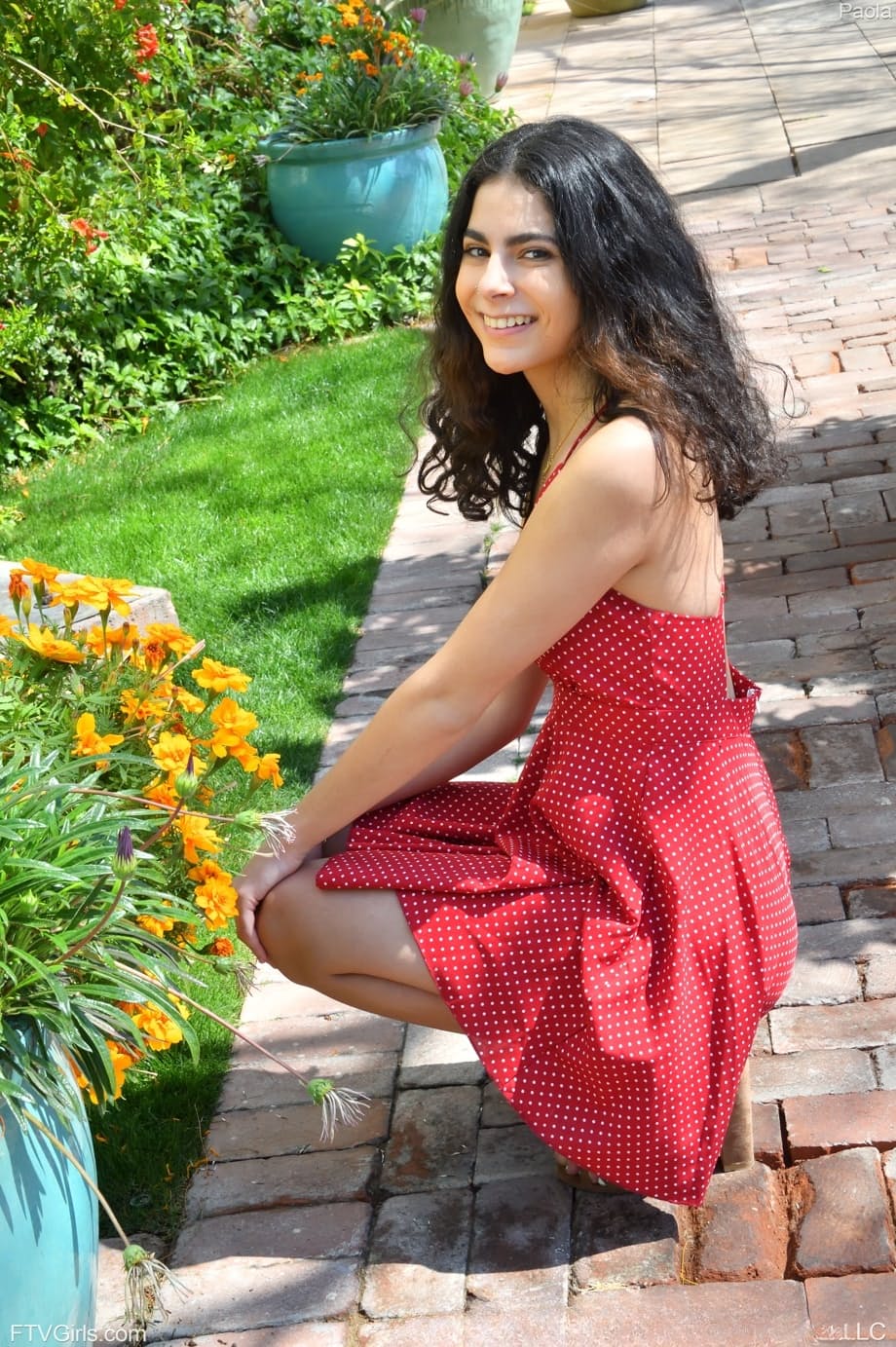Angel Gostosa stuns with titillating upskirt flashes and seductive no-panties dress - 17