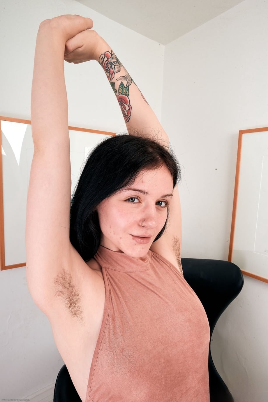 Rosalyn Sphinx revela sus axilas tatuadas y velludas junto con su coño velloso natural en una provocación sensual - 1